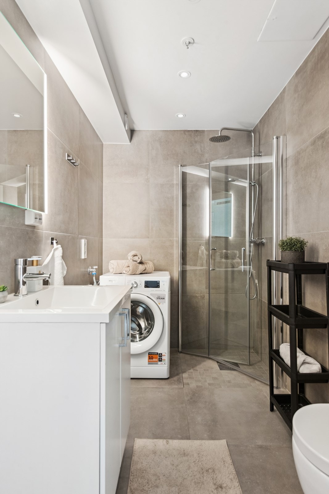 Baderomsinnredningen har også god lagringsplass i underskap. Galleribilde