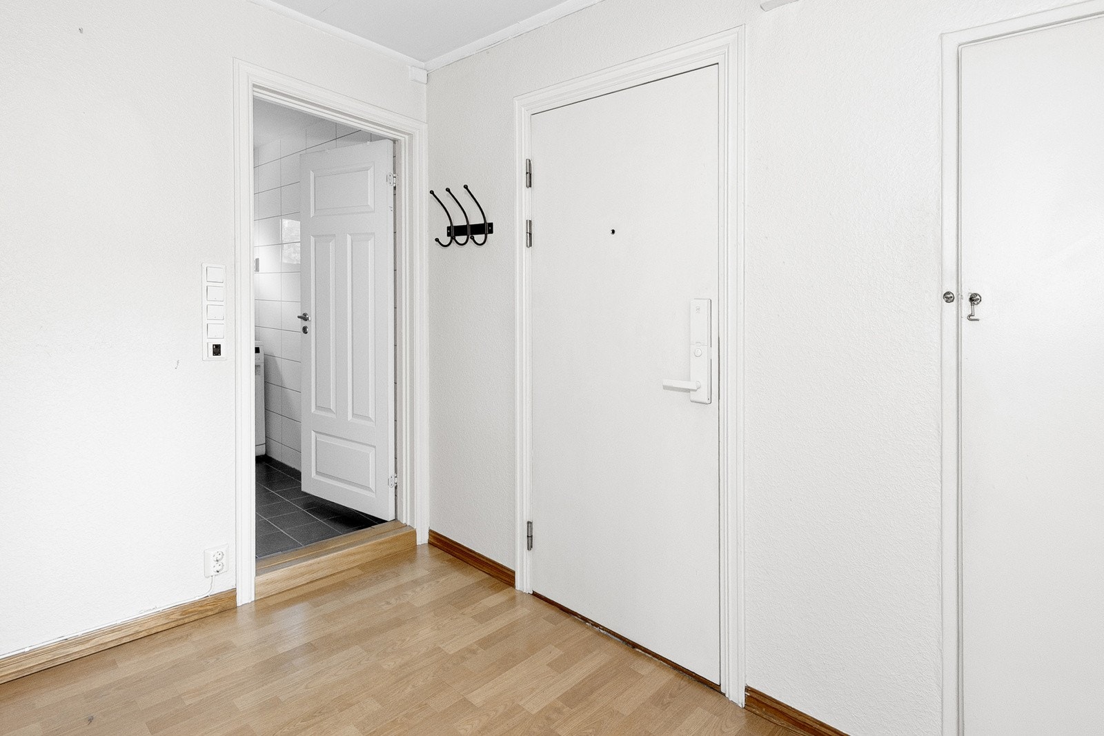 En romslig entrè ønsker deg velkommen inn! Adkomst til praktisk bod/kott som gir ekstra plass for oppbevaring av f.eks. støvsuger etc. Galleribilde