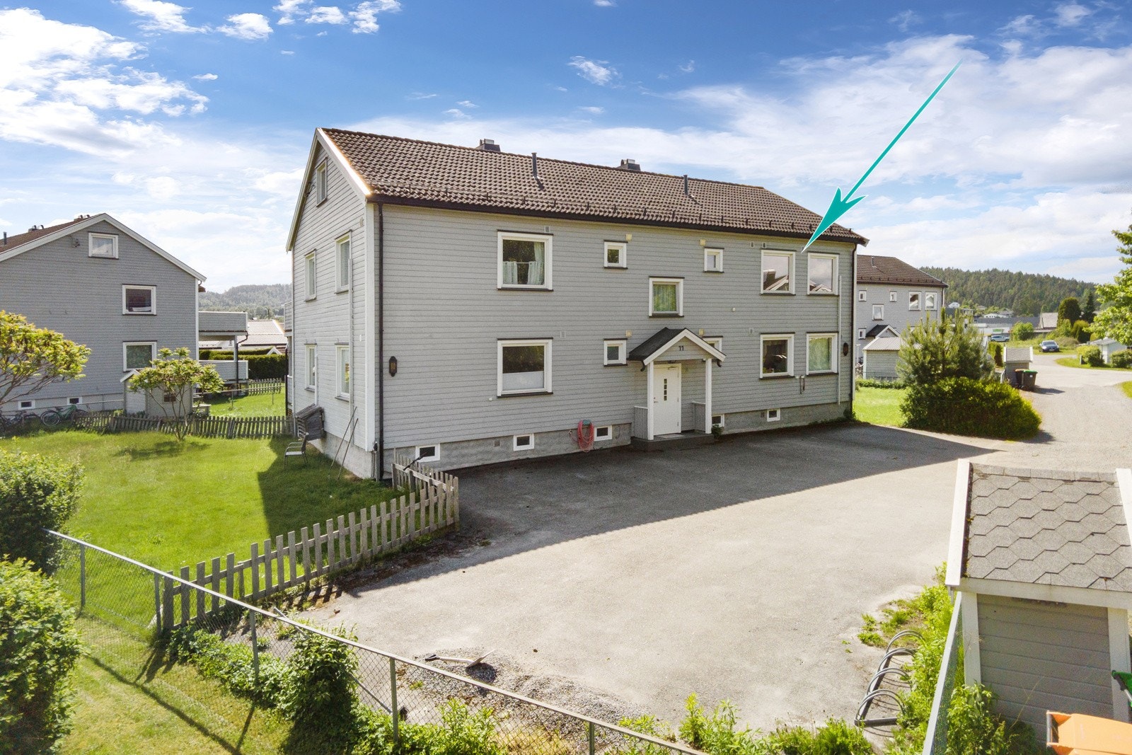 Biloppstillingsplass på gårdsplass rett utenfor leiligheten. Galleribilde