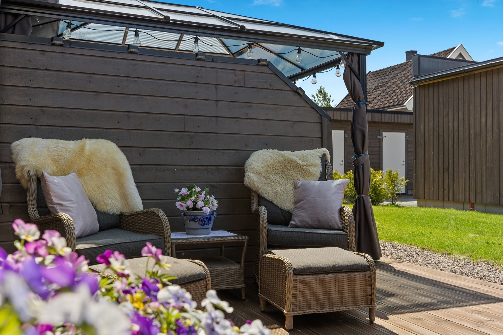 Den koselige uteplassen inviterer til avslapning og hyggelige stunder i solen. Galleribilde