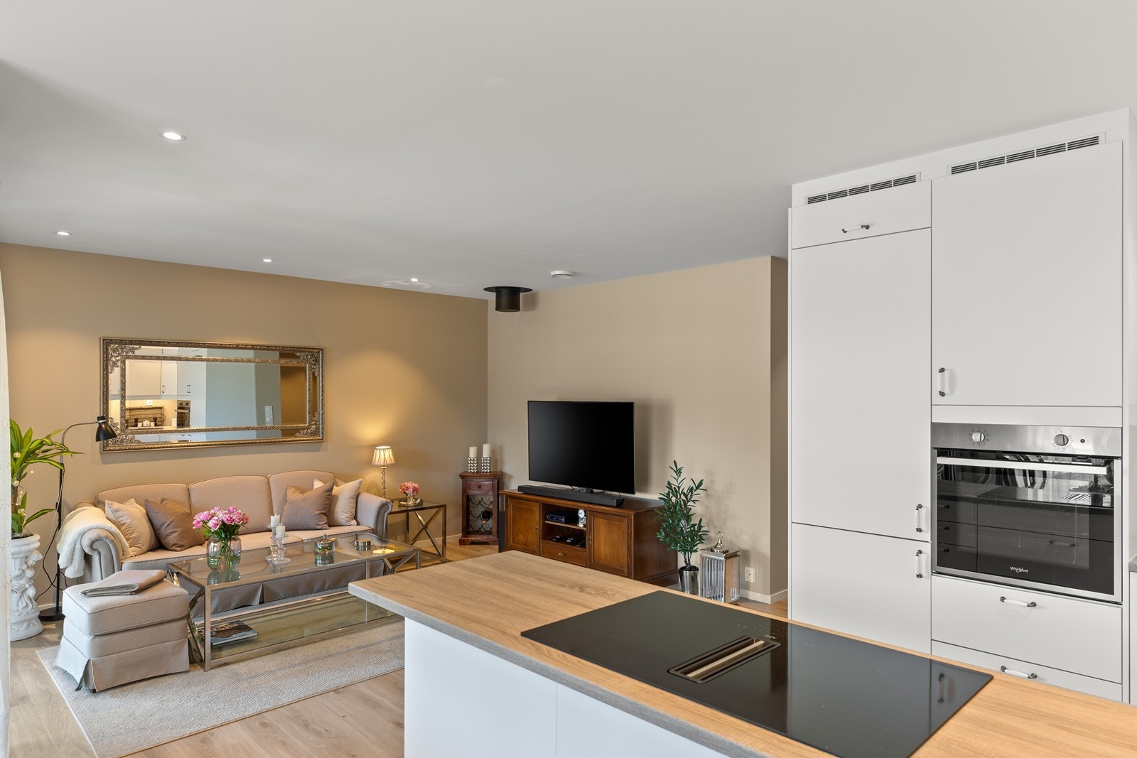 Stue og kjøkken i åpen løsning. Galleribilde