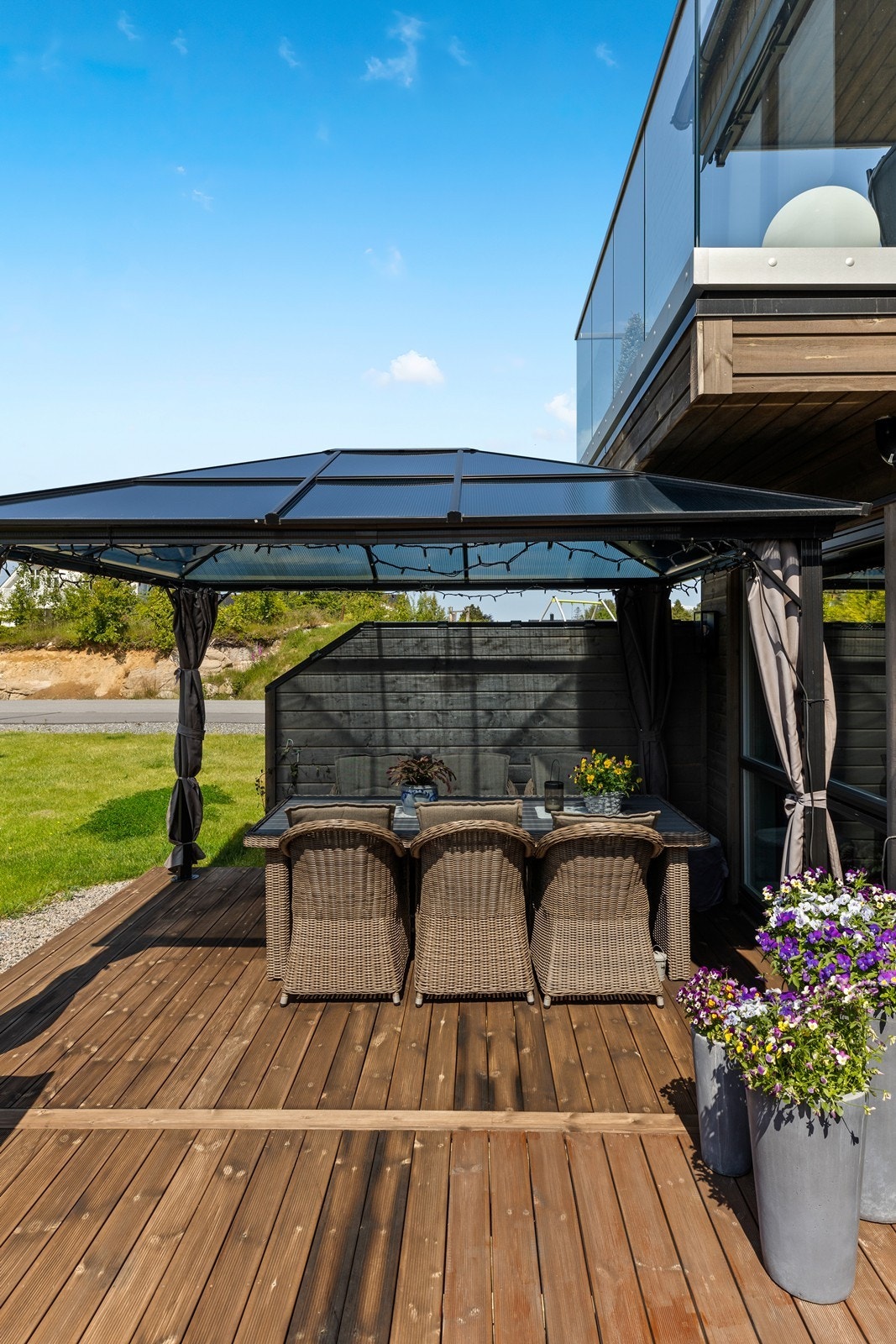 Terrassen i 1. etasje ble utvidet i 2023 og fremstår som en lun og skjermet uteplass med god plass til både sittegruppe. Galleribilde