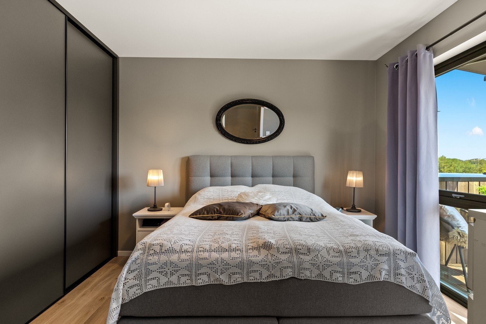 I 2. etasje ligger det tredje soverommet, som har en sort skyvedørsgarderobe. Galleribilde