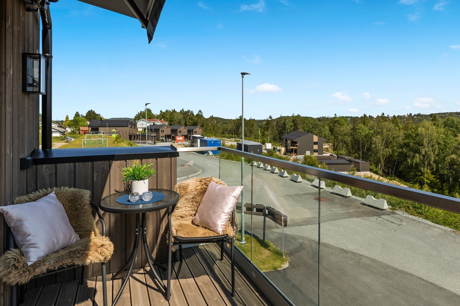 Verandaen med adkomst fra hovedsoverommet byr på morgensol. Galleribilde