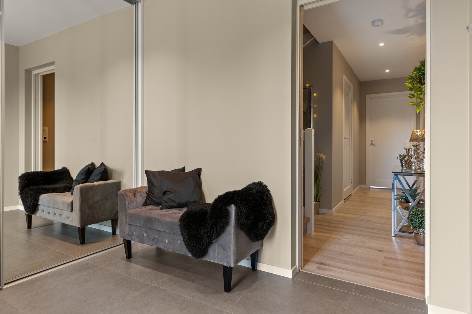 En funksjonell entré som setter tonen for resten av boligen. Galleribilde