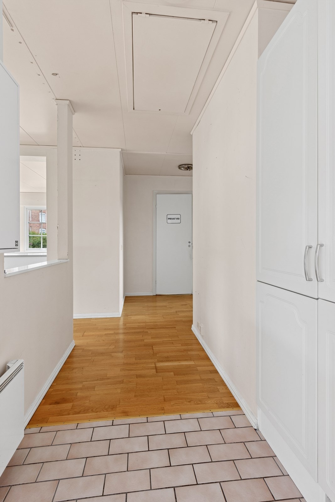 Åpen entré hvor det er plass til å henge fra seg ytterklær og sette fra seg sko i medfølgende garderobeskap. Galleribilde