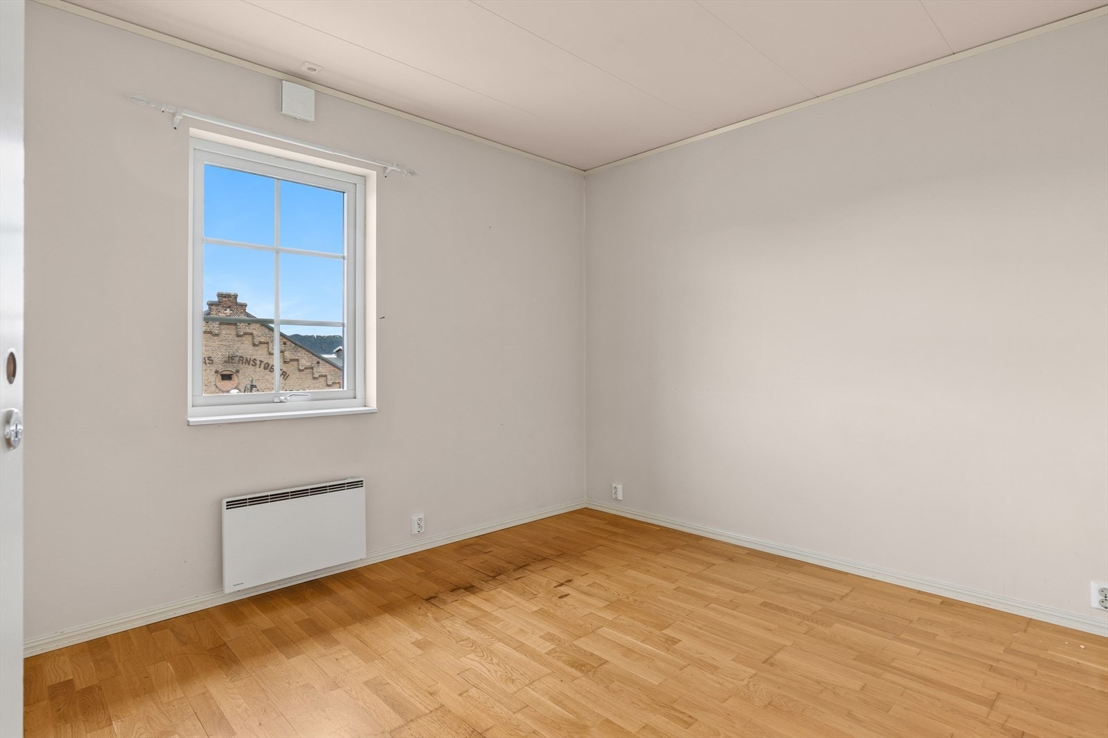 Leiligheten har en barnevennlig og gjennomgående planløsning med to store soverom. Galleribilde