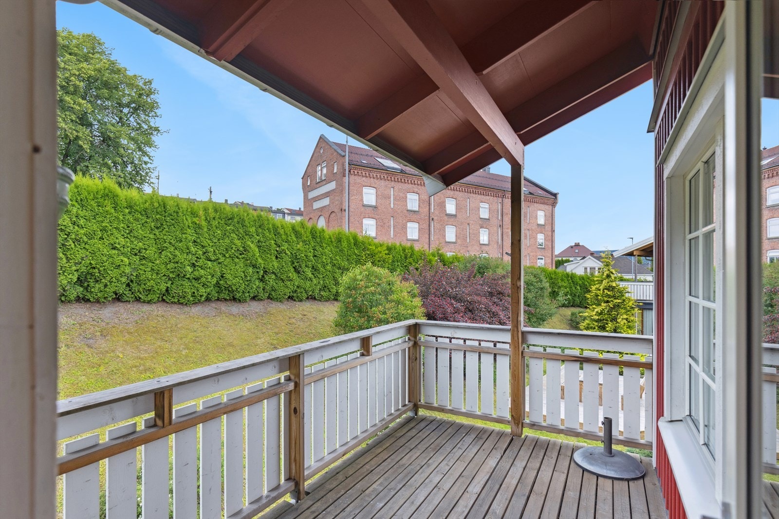 Balkongen er overbygget og fungerer som en naturlig forlengelse av stuen i sommerhalvåret. Galleribilde