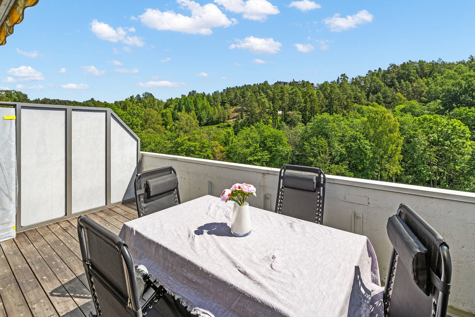 Leiligheten har en flott terrasse på ca. 15,6 m² Galleribilde