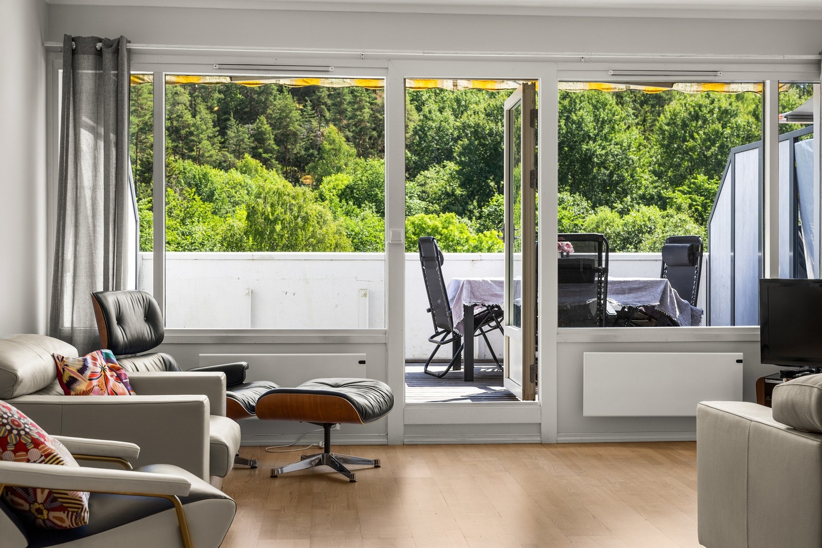 Leiligheten har en god og praktisk planløsning, store vindusflater og rolig beliggenhet. Galleribilde