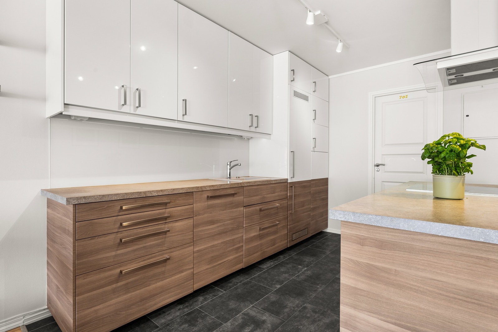 Under benkesonen finner du en praktisk laminat benkeplate med nedfelt oppvaskkum i kompositt/plast, samt glassplate på veggen for enklere renhold og et helhetlig design. Galleribilde