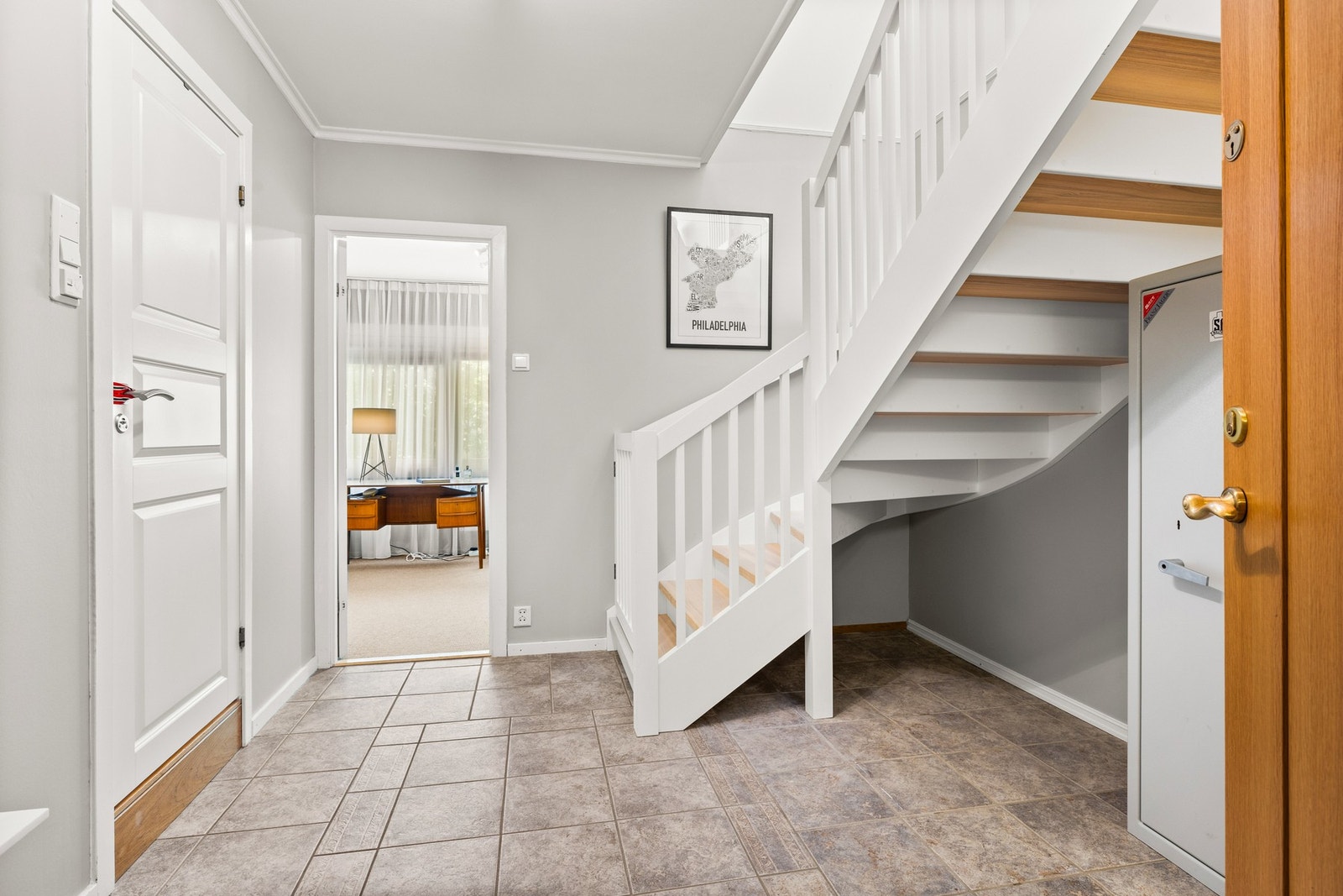 Gulvet er flislagt og utstyrt med termostatstyrt gulvvarme - både praktisk og komfortabelt, særlig i vinterhalvåret. Galleribilde