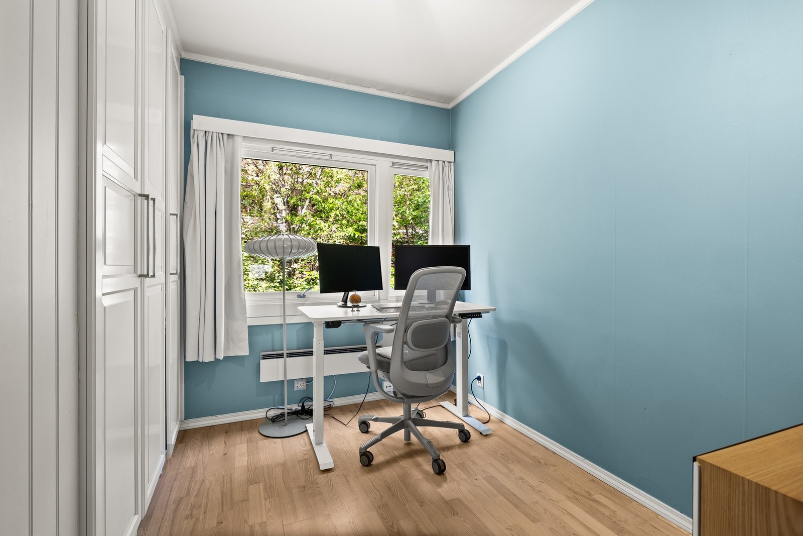 Begge rommene har rause, innebygde garderobeskap med profilerte fronter og praktisk innredning. Skapene har hyller og hengemuligheter i ulike høyder, noe som gir svært god oppbevaringsplass og bidrar til å holde rommene ryddige og funksjonelle. Galleribilde