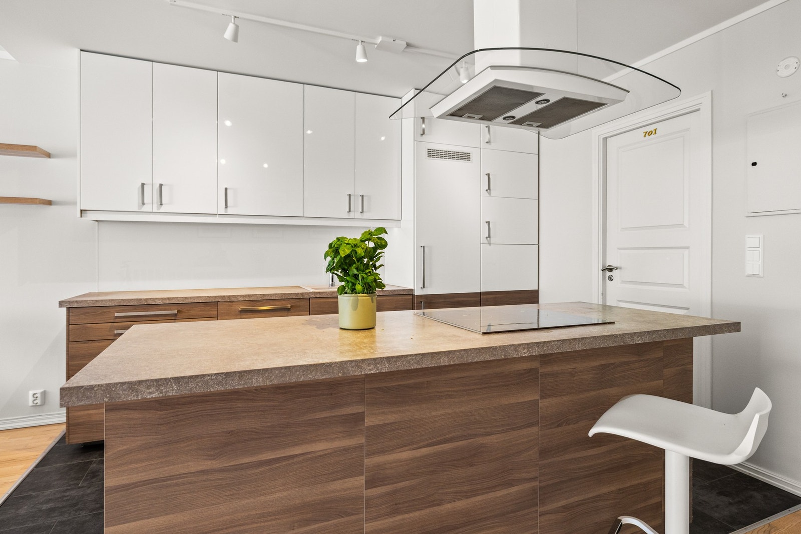 Belysningen er godt ivaretatt med integrert LED-lys under overskapene, noe som gir både god arbeidsbelysning og en lun stemning på kveldstid. Galleribilde