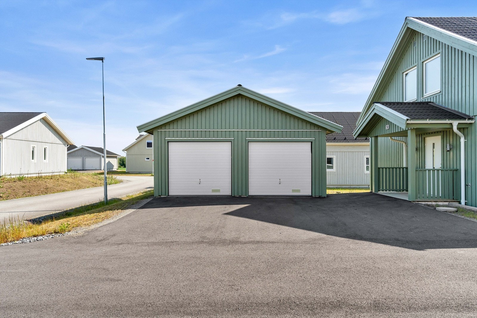 Boligen har en asfaltert dobbelgarasje. Galleribilde