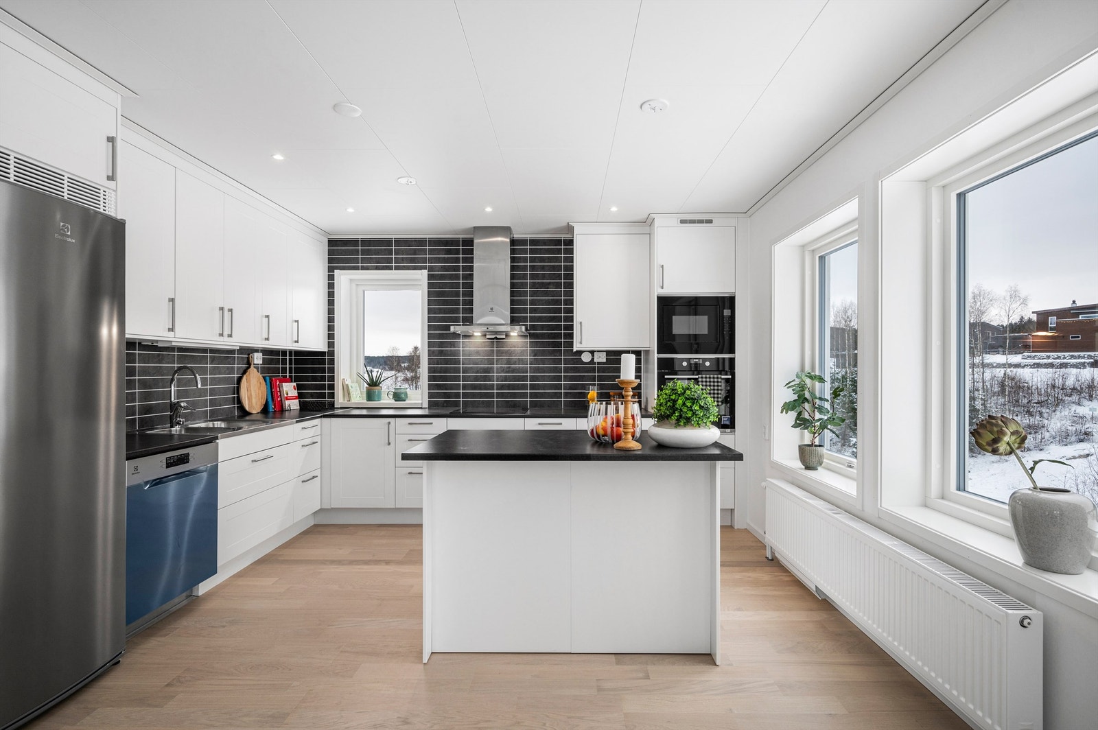 Kjøkkenet ligger praktisk til, tilbaketrukket fra spisestuen, skjermet fra oppholdsrommene. Her får du et rolig og funksjonelt arbeidsområde med god standard. Galleribilde