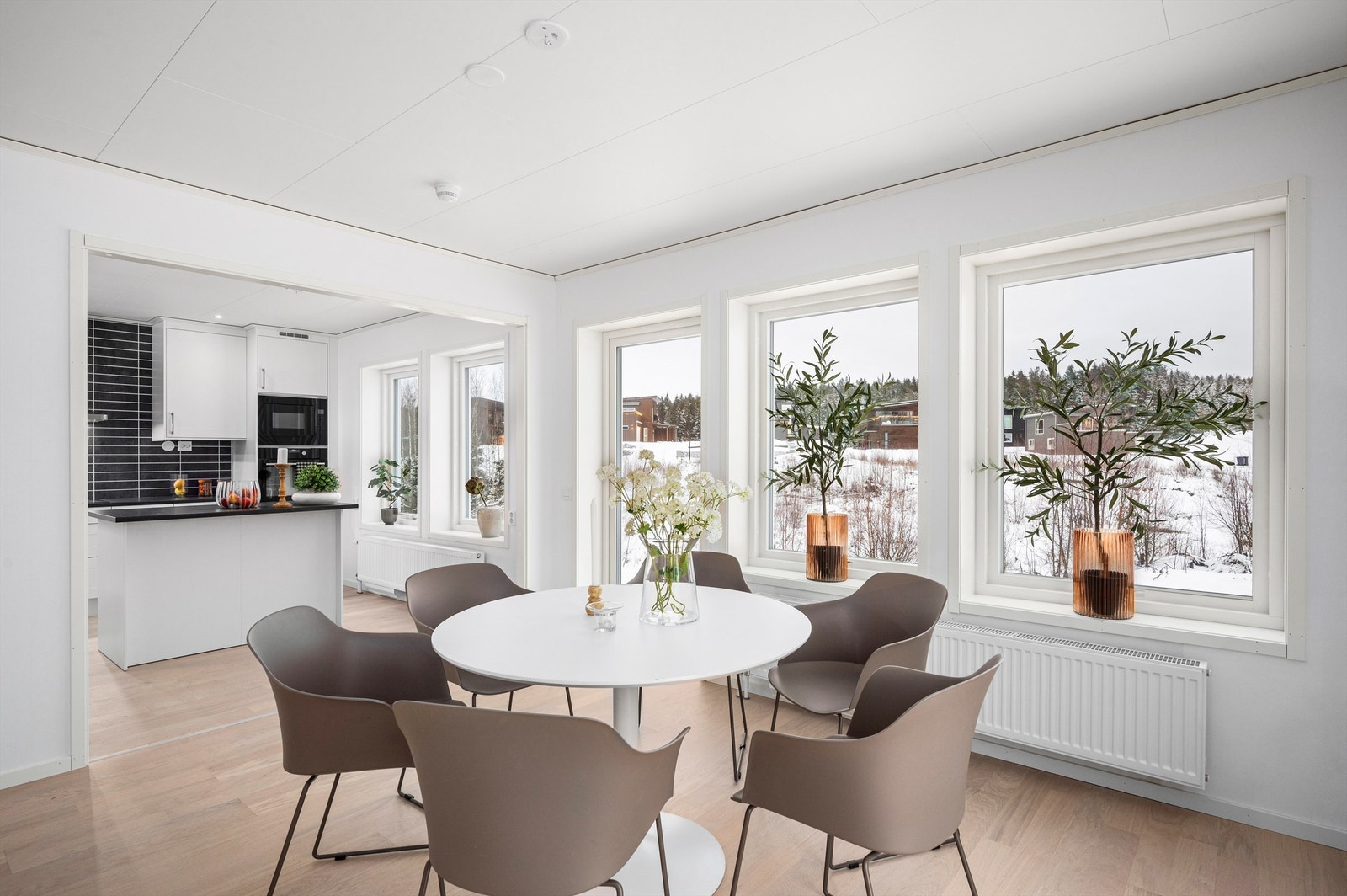 Plasseringen til spisestuen like ved kjøkkenet gjør servering praktisk og hverdagen lett, en gjennomtenkt og sosial sone i boligen. Galleribilde