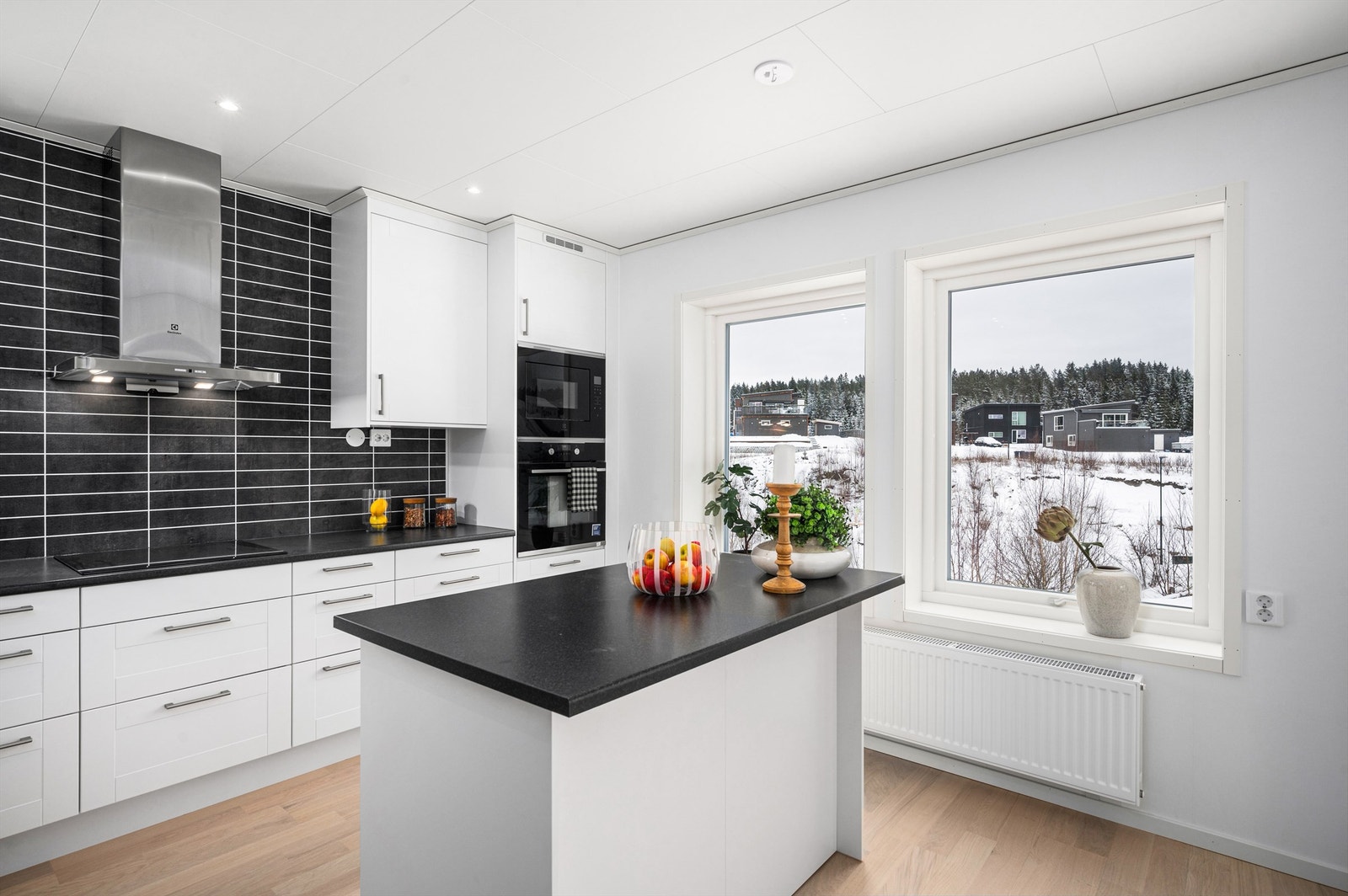 Store vindusflater på kjøkkenet er det også. Mye naturlig lys og utsikt over uteområdet! Galleribilde