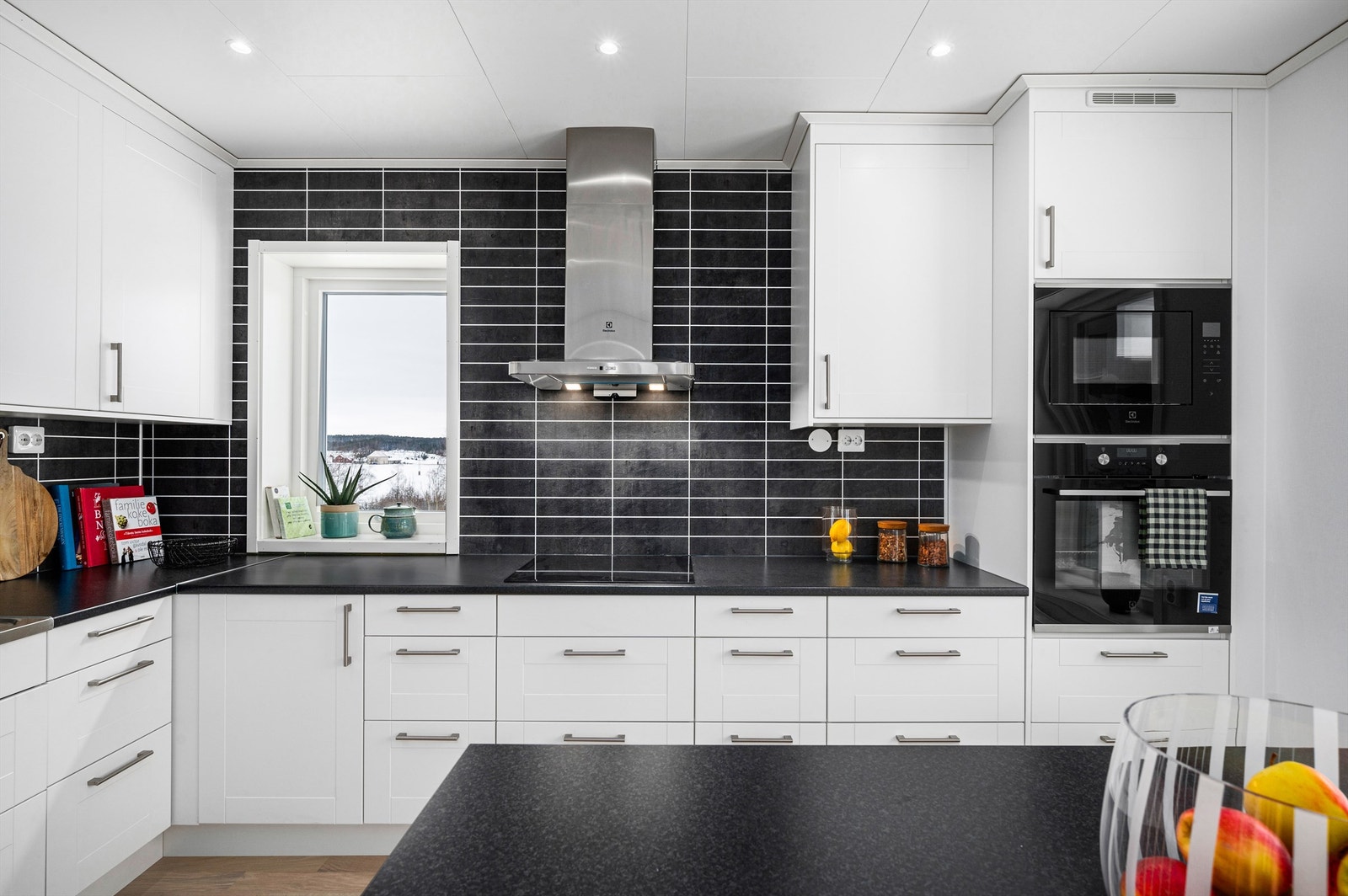 Kjøkkenet holder god standard. Her er det gode arbeidsflater, og mange oppbevaringsmuligheter. Galleribilde