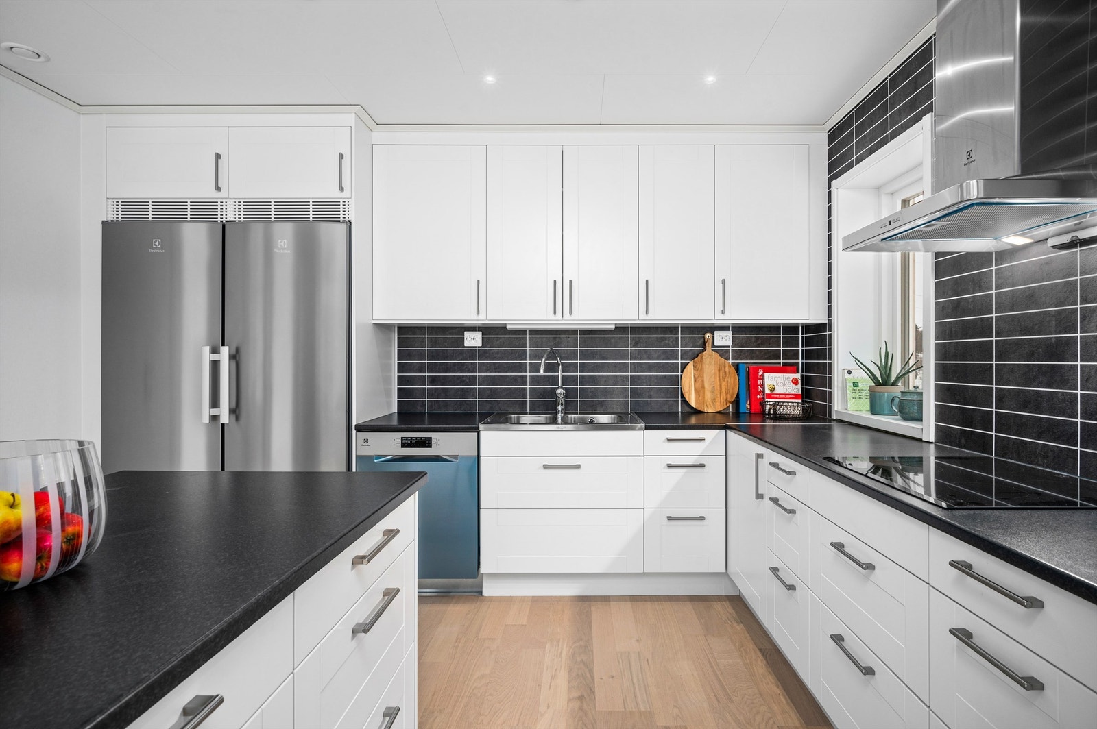 Hvitevarene er elegante, minimalistiske og er integrert. Disse er fra kvalitetsmerke Electrolux. Galleribilde