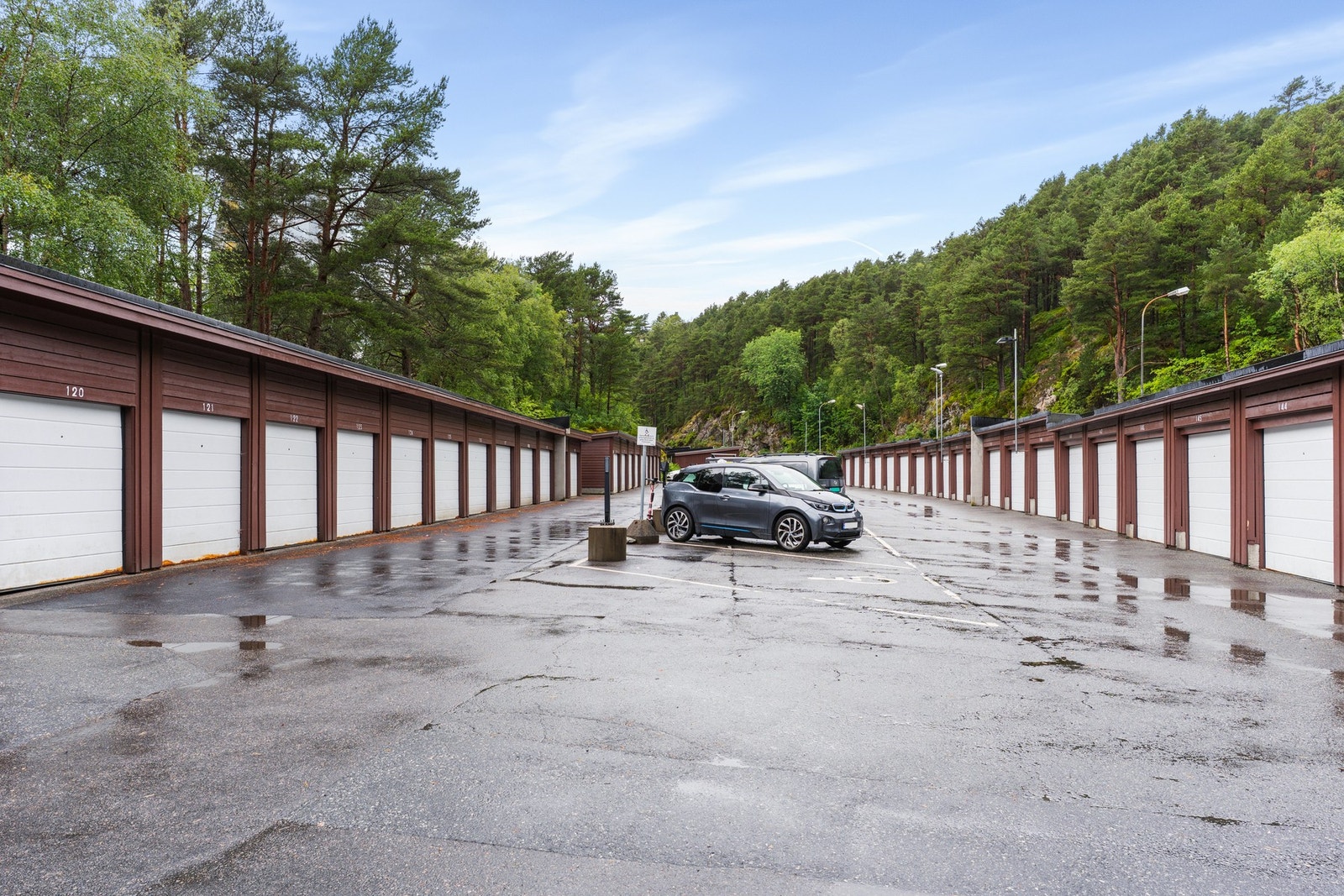 Borretslaget har gode parkeringsmuligheter, hvor beboere får tildelt rett til parkeringsplass etter forespørsel. I tillegg er det gjesteparkering.
Garasjeplass tildeles etter venteliste. Galleribilde