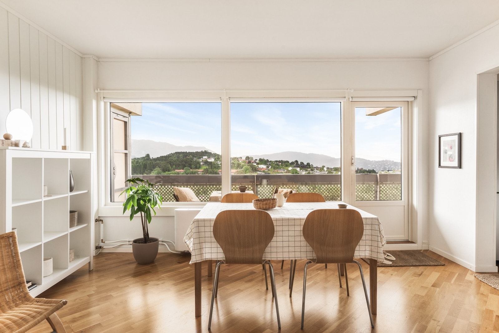 Flott utsikt over nærområdet gjennom de store vindusflatene. Galleribilde