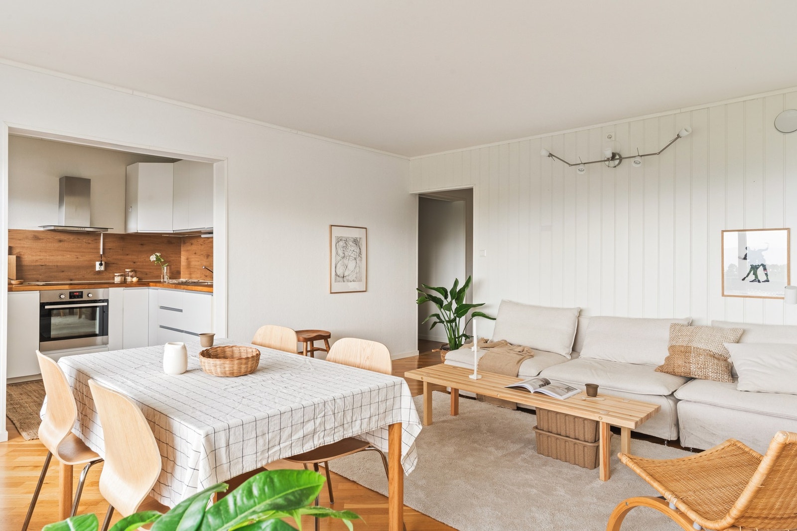 Videre fra entréen kommer du inn til hjertet av boligen, nemlig den åpne stue- og kjøkkenløsningen Galleribilde