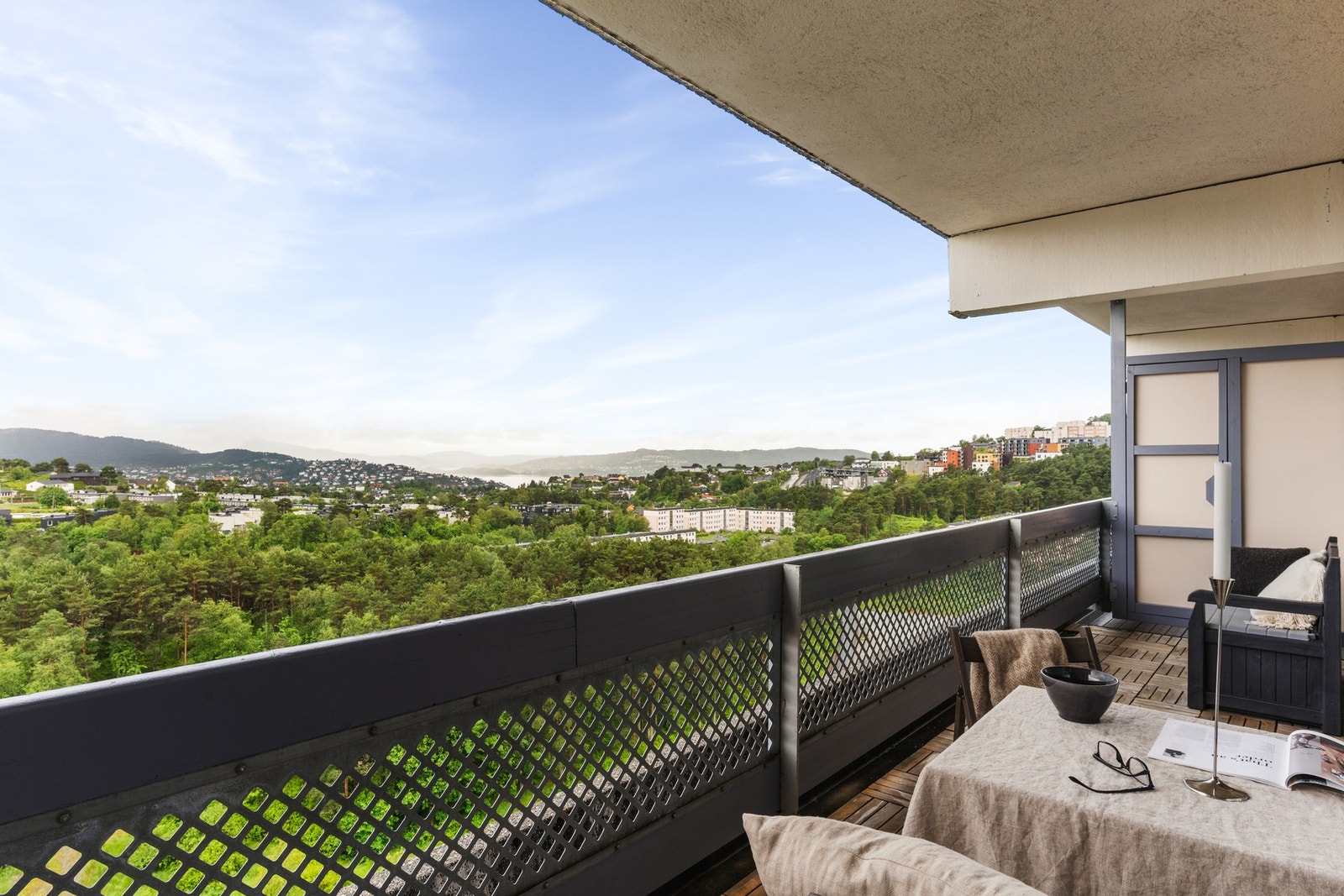 Strøken leilighet med høy standard og stor, solrik balkong. Varmtvann og sentralvarme inkl. i felleskost. Galleribilde