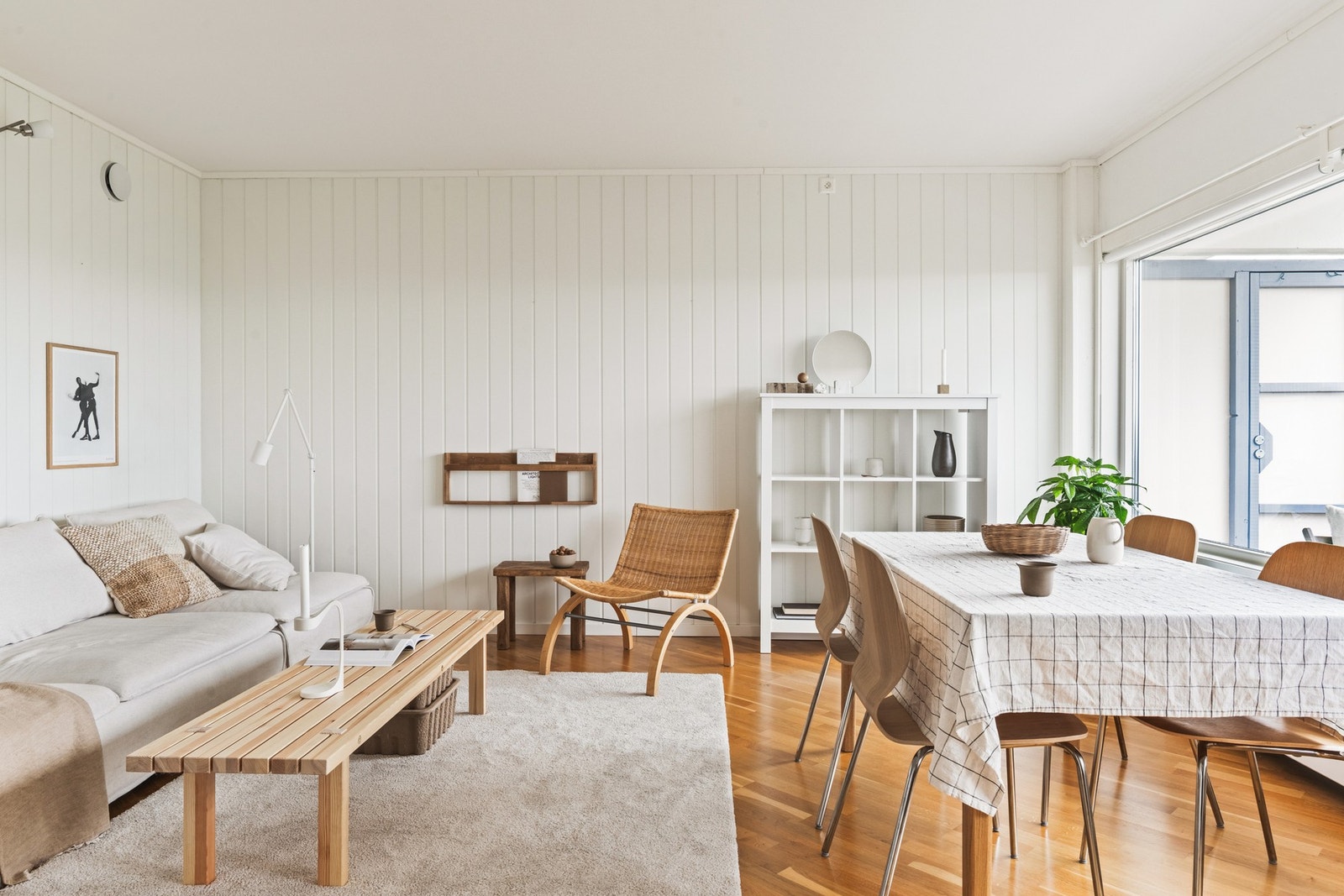 Stuens størrelse gjør at du enkelt kan innrede både med spisebord og sofagruppe. Galleribilde