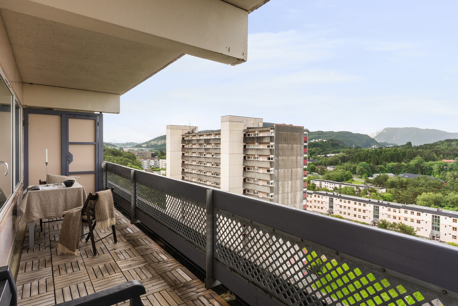 Fra stuen kommer vi til en balkong på hele 10 kvm. Galleribilde