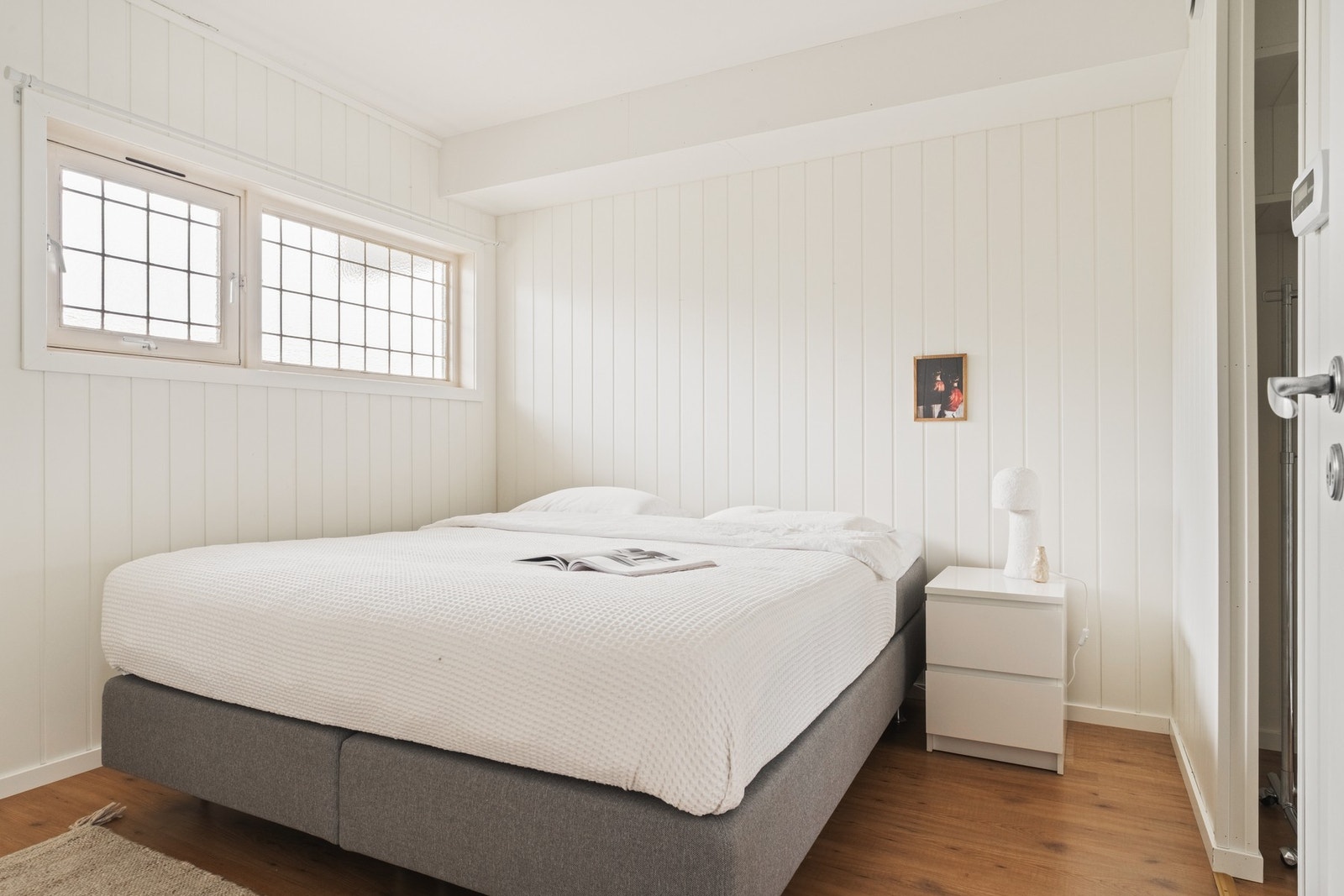 Soverommet har god plass til dobbeltseng, nattbord og garderobeløsning. Galleribilde