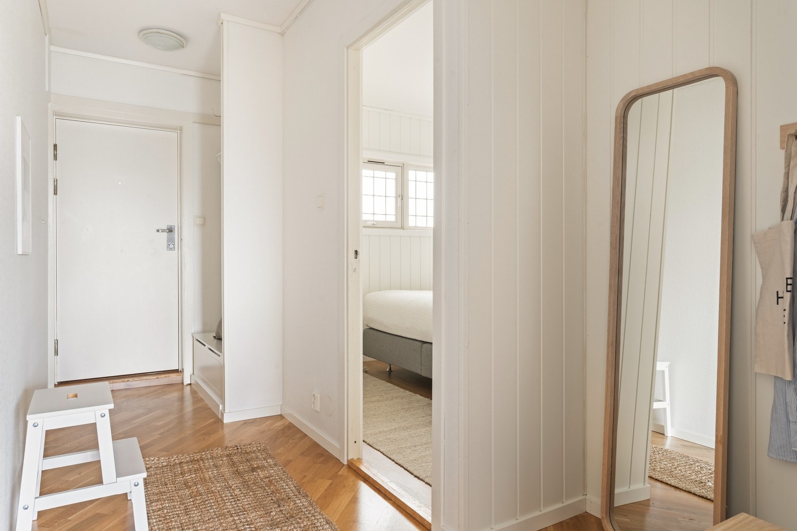 Velkommen inn! Leiligheten ønsker deg velkommen med en romslig entré på hele 8,2 kvm. Galleribilde