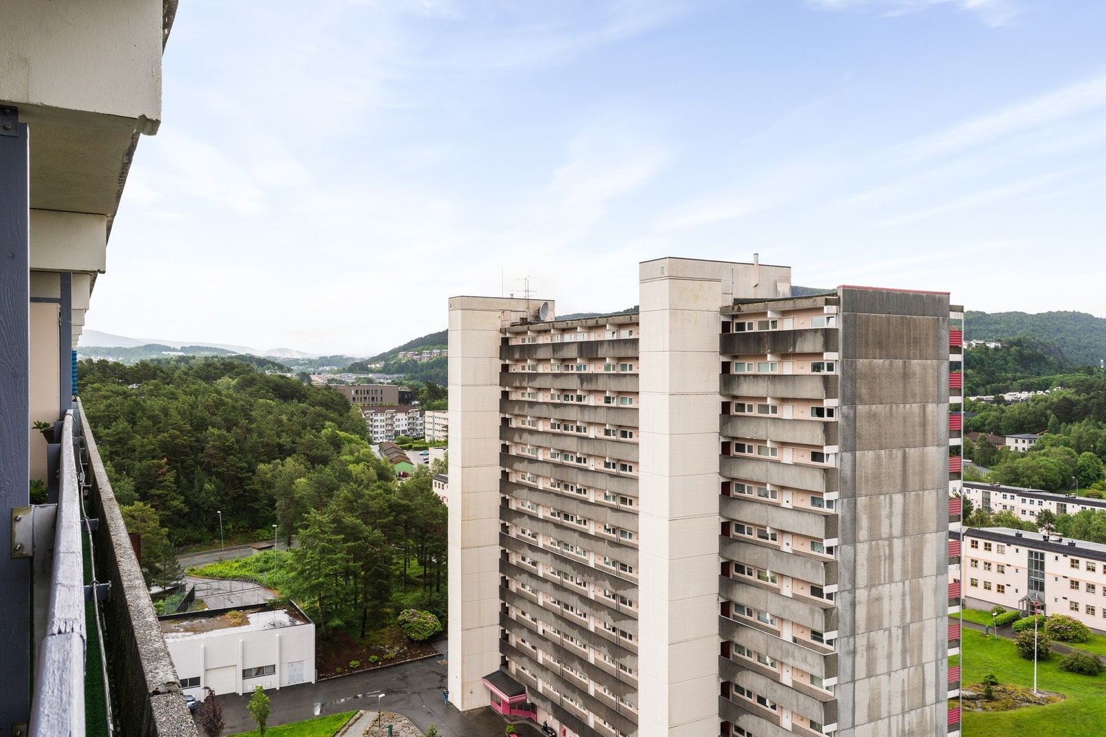 Leiligheten befinner seg høyt oppe i 12. etasje i denne blokken. Galleribilde