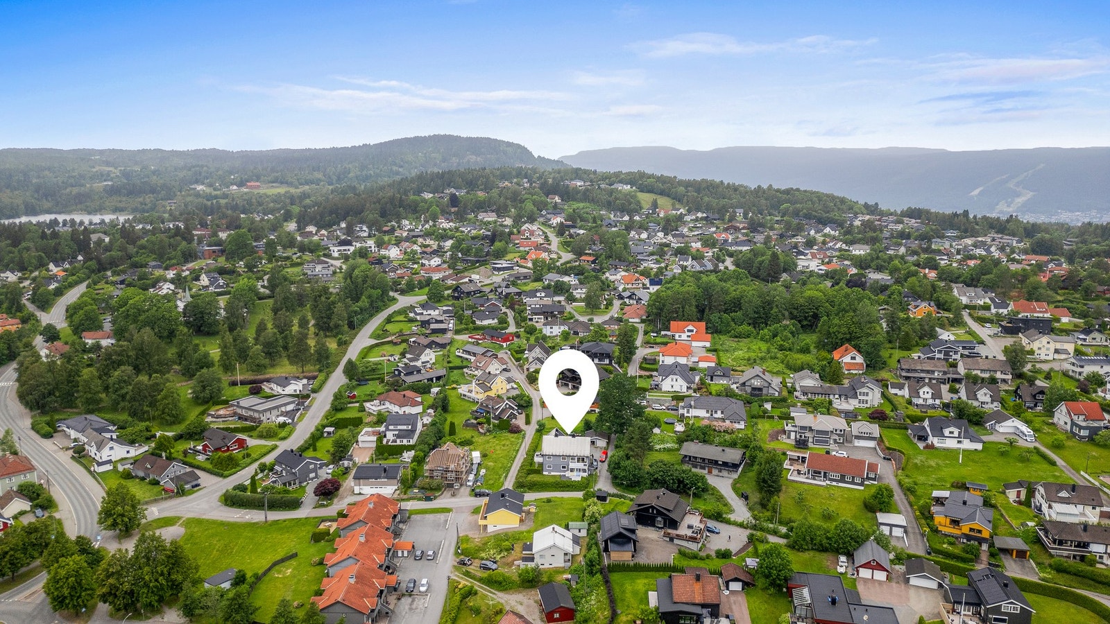 Hverdagen blir enkel og praktisk, med kort gangavstand til både skoler, barnehager, bussholdeplass og Konnerud senter hvor du finner flere butikker og servicetilbud Galleribilde