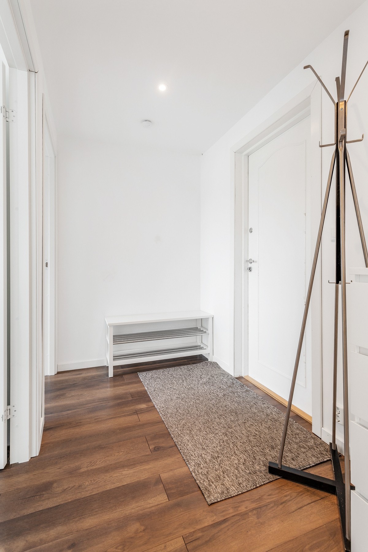 Entréen har fin plass til oppbevaringsmøbel for yttertøy og sko Galleribilde