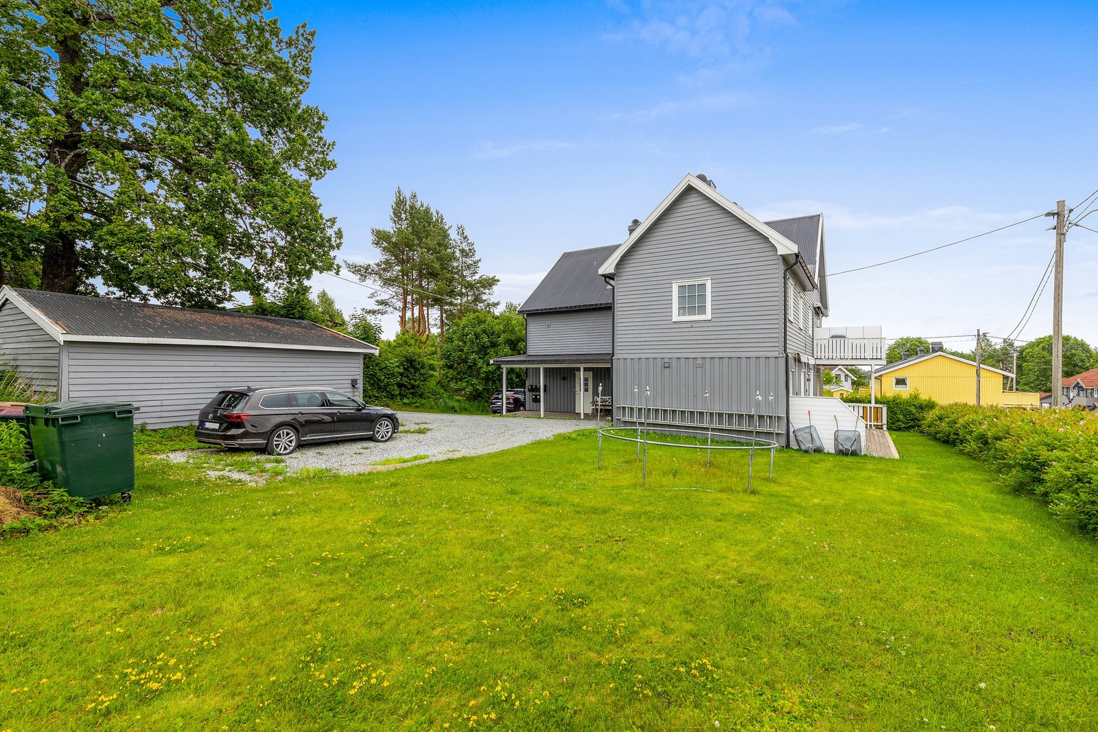 Pent opparbeidet felles tomt med gress og beplantning Galleribilde