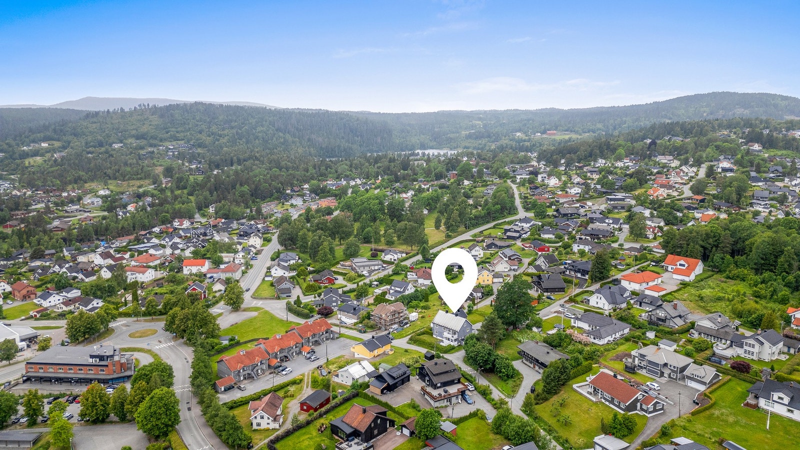 Innen kort rekkevidde ligger Konnerud idrettsanlegg med fotballbaner, volleyballbane, håndballhall og et flott skianlegg for vinterens aktiviteter Galleribilde