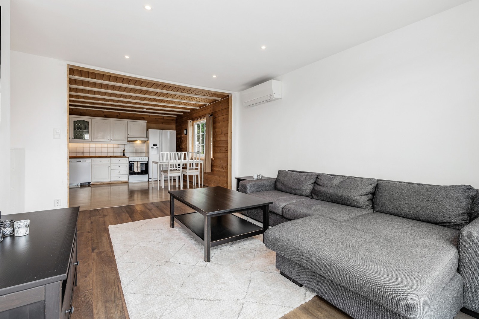 Det er lagt parkett på gulv og vegger samt himling har malte, slette flater Galleribilde