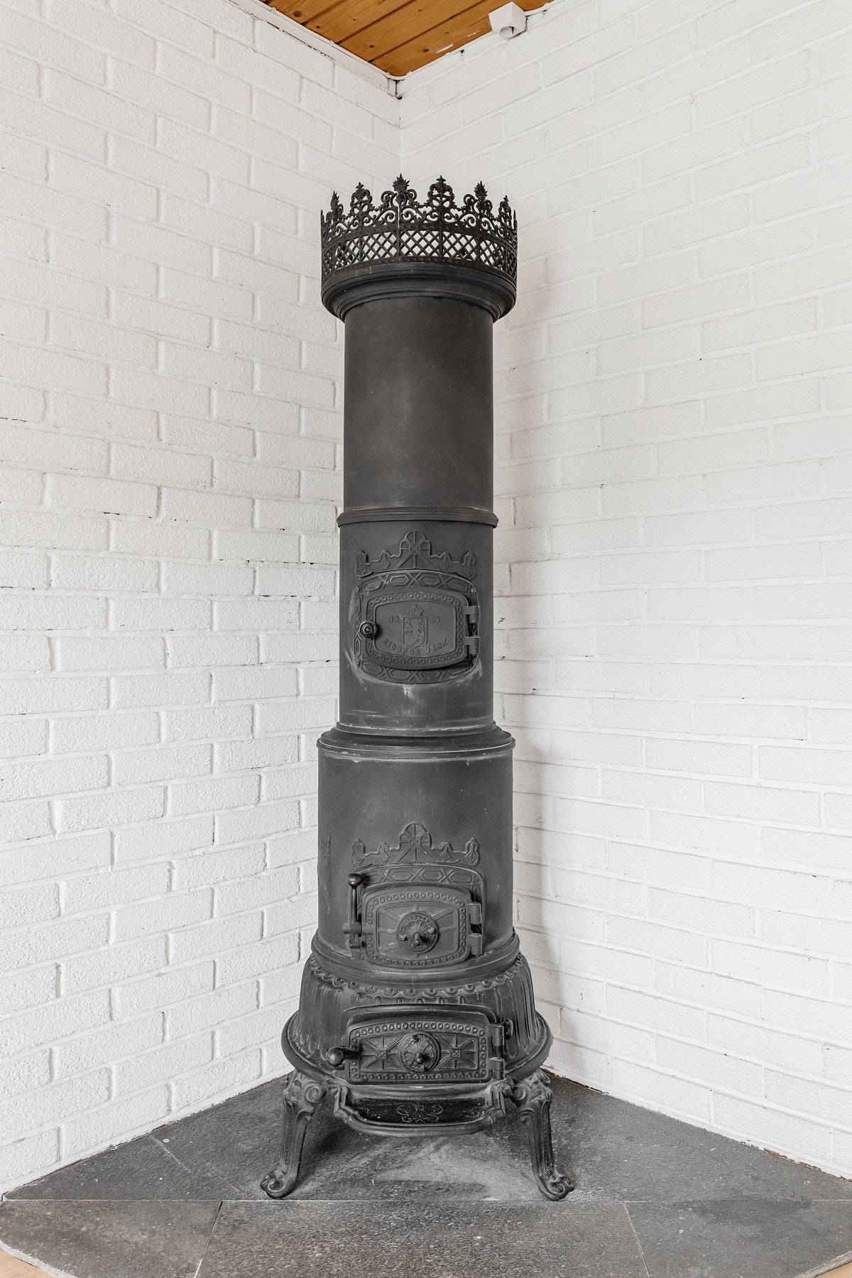 Det er montert en vedovn på kjøkkenet Galleribilde