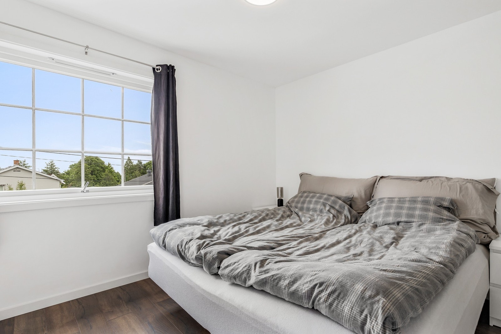 Leiligheten har to soverom, begge med parkett på gulv og slette vegger Galleribilde