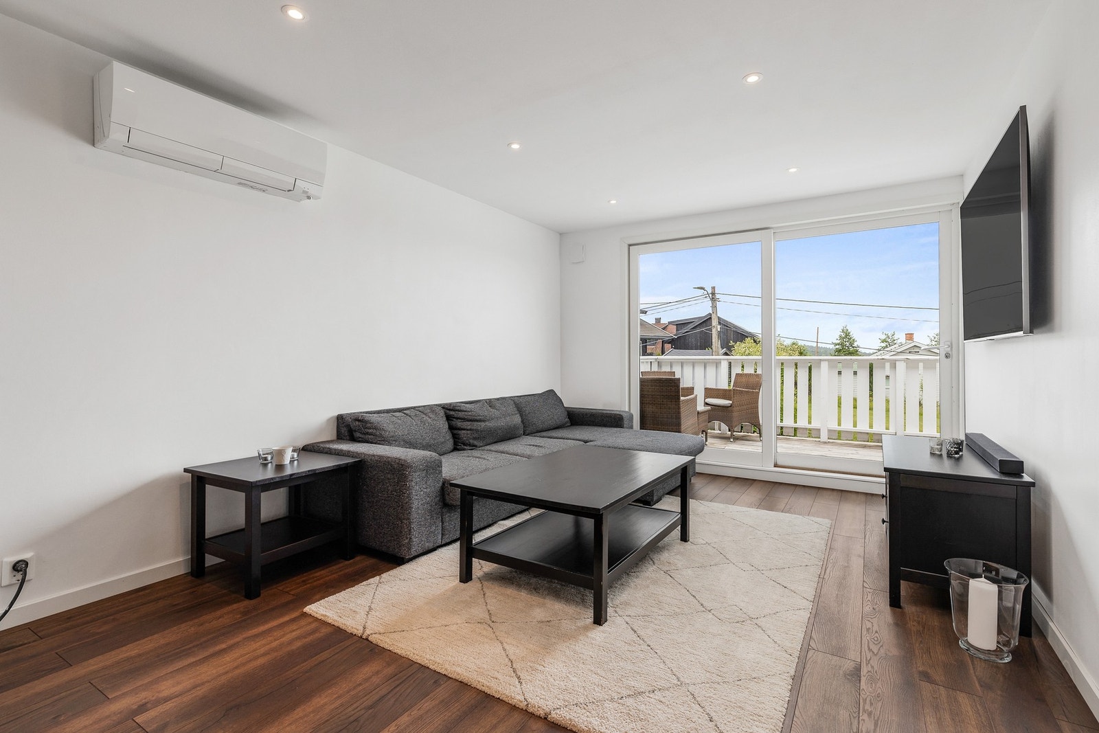 Rommet er utstyrt med en praktisk varmepumpe for behagelig inneklima året rundt, samt downlights i himling Galleribilde