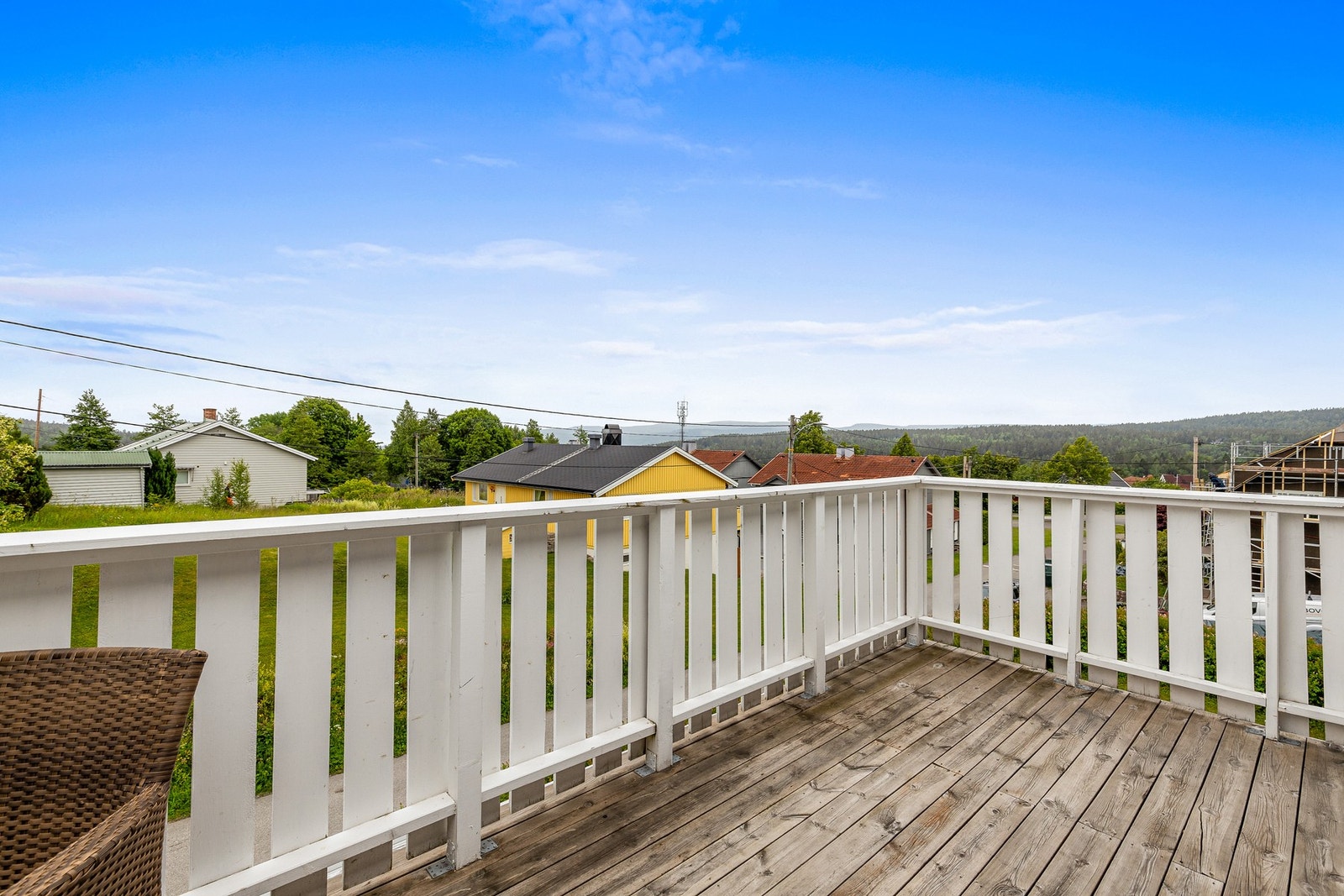 Balkongen er oppført i trekonstruksjoner og og byr på god plass til ønsket utemøblement Galleribilde