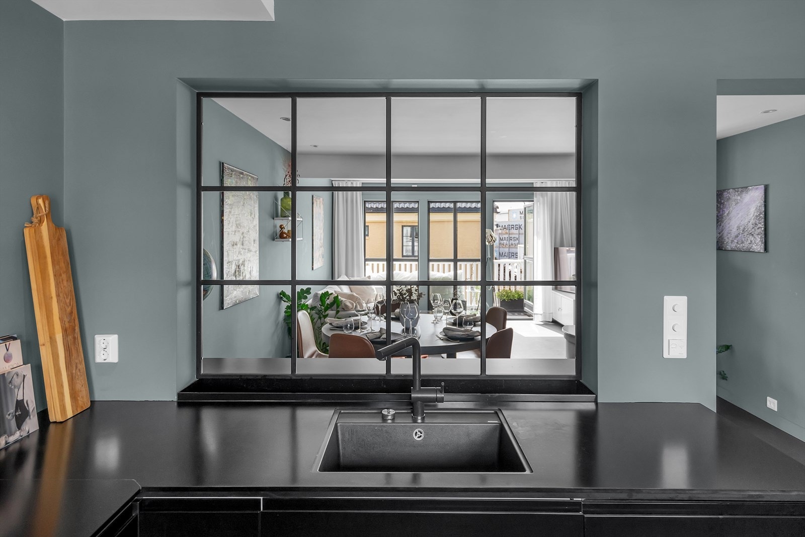 Kjøkkenet har et lekkert "vindu" mot stuen Galleribilde