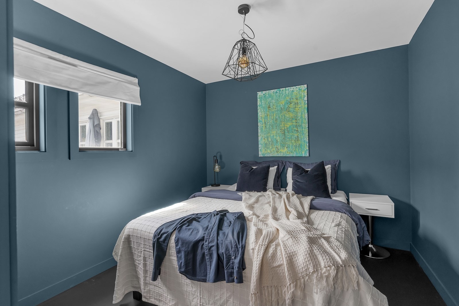 Innredet rom - Opprinnelig del av stuen som var tegnet inn som "Bibliotek". Her er det satt inn vegg og dør mellom rommet og stuen, men det er ikke søkt godkjent som eget soverom. NB: Rommet har fått nytt vertikalt vindu etter utvidelsen av verandaene Galleribilde