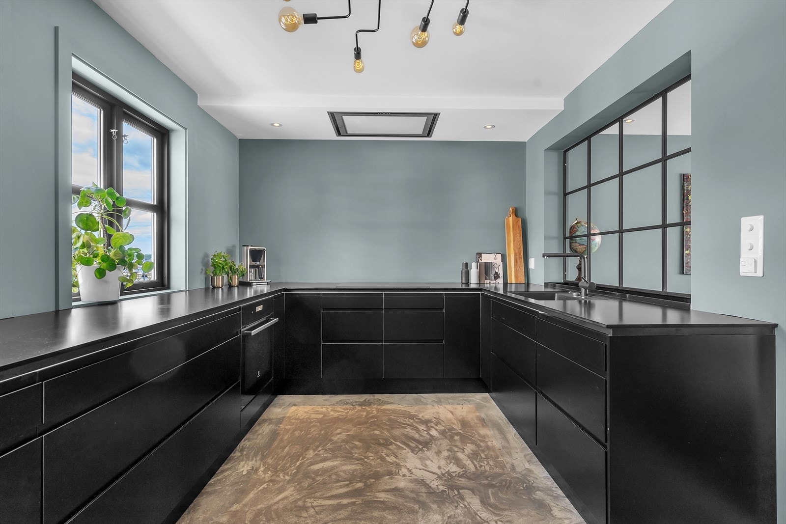 Kjøkkenet har en romslig innredning med særdeles god benkeplass Galleribilde