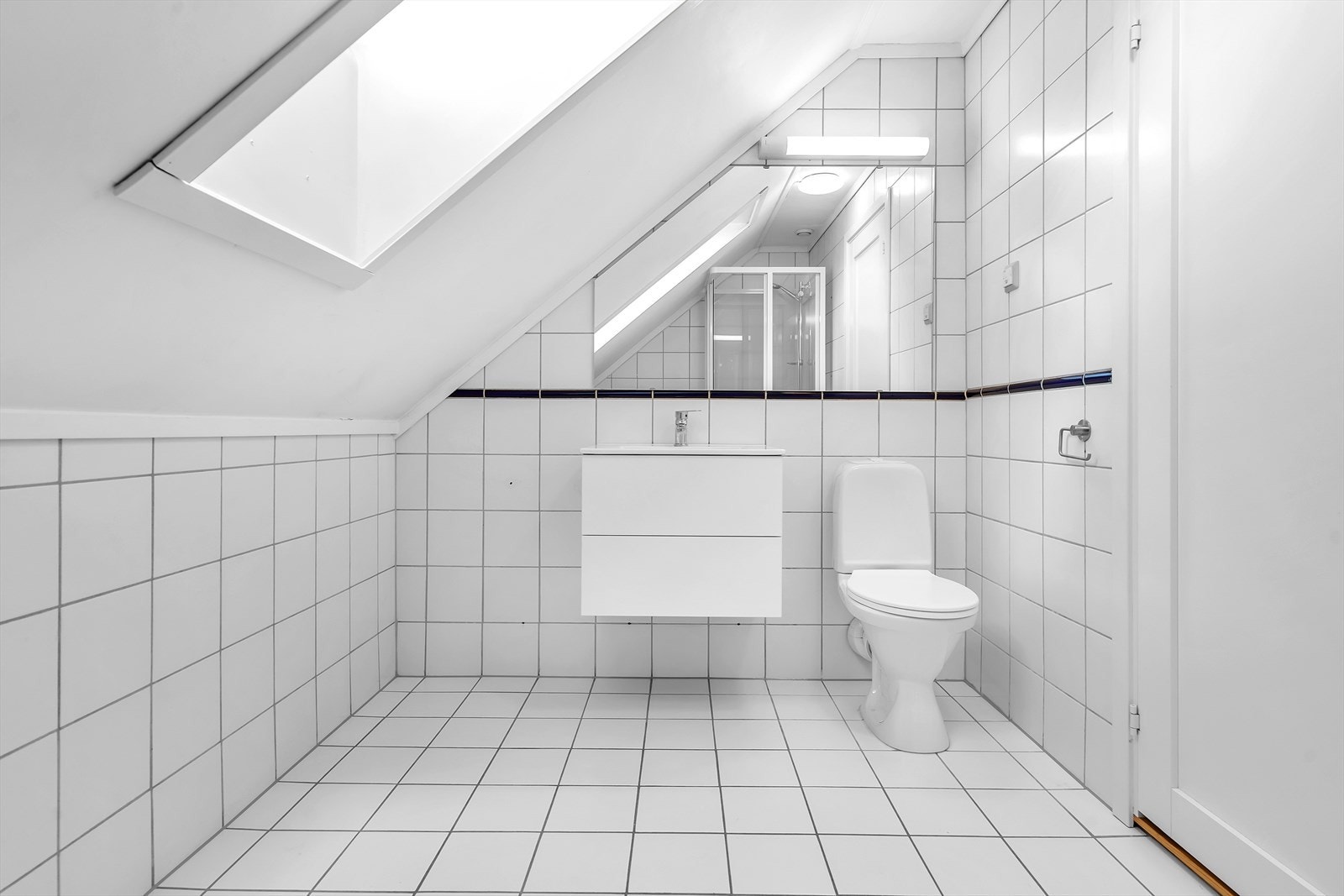 Flislagt bad med toalett, innreding og dusjkabinett Galleribilde