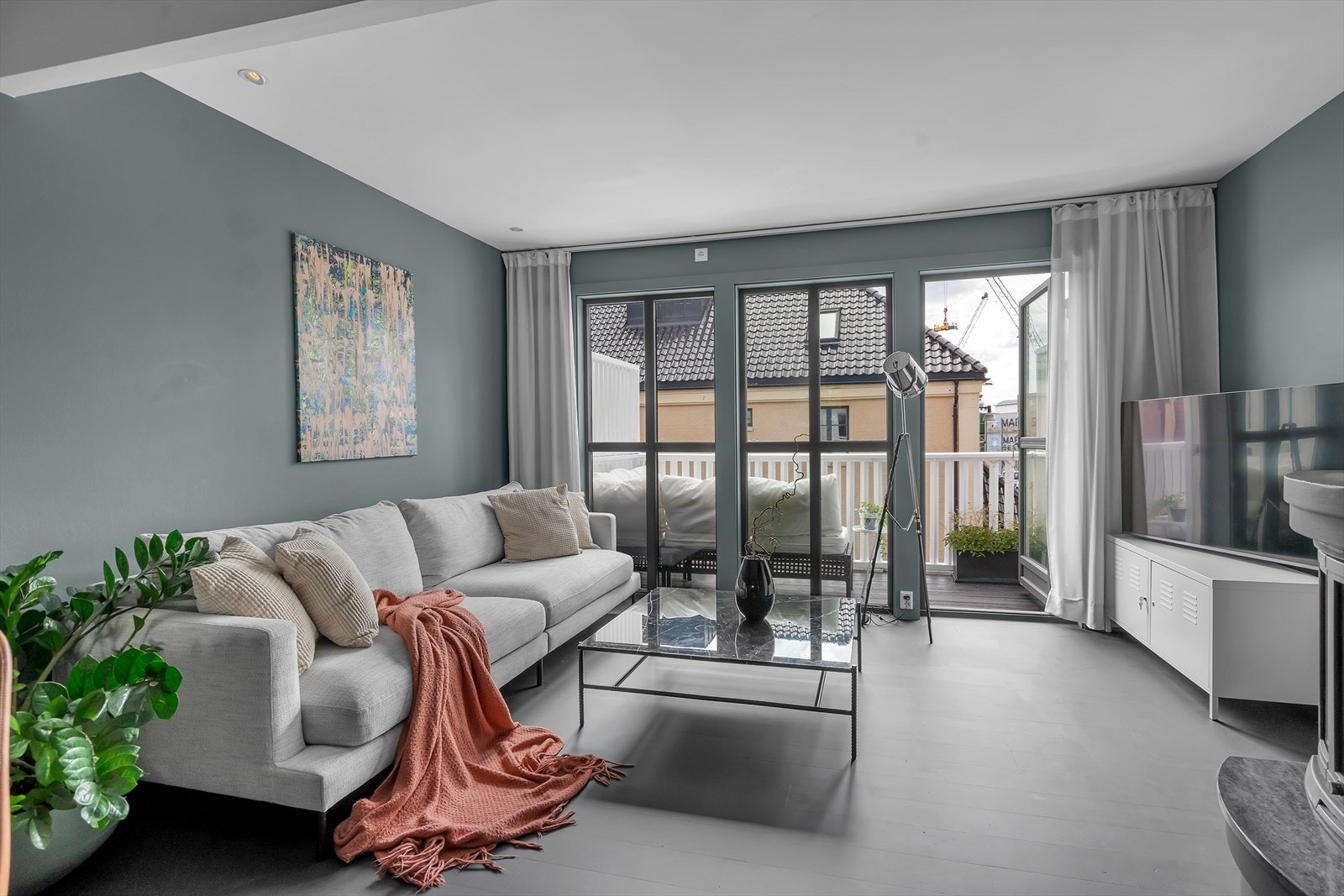 Stuen har god plass til både sofahjørne og spisestue Galleribilde