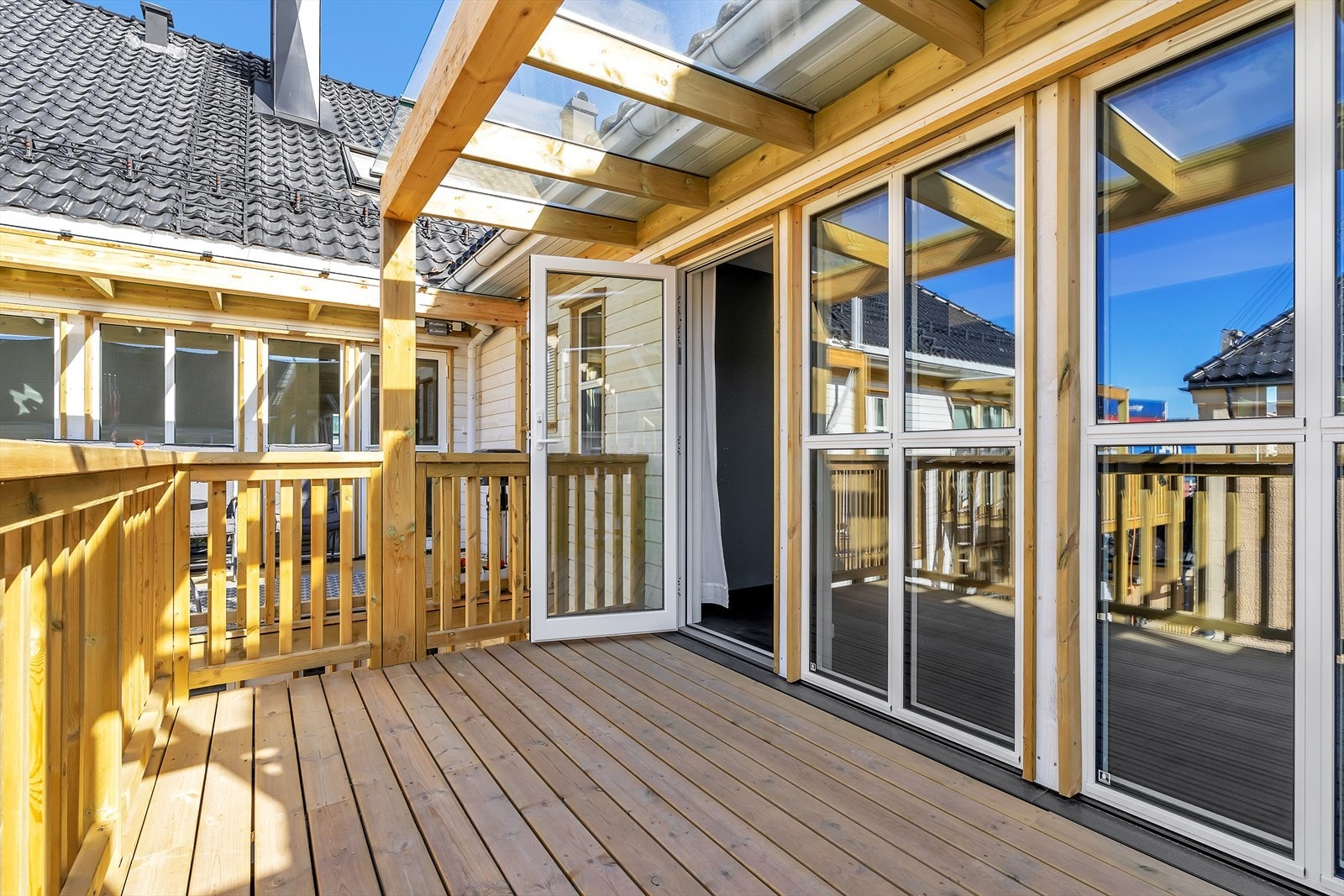 Sameiet har nylig utvidet balkongene til alle leilighetene. Det er blitt montert skillevegger ut til stolpe mellom balkongene i regi av sameiet Galleribilde