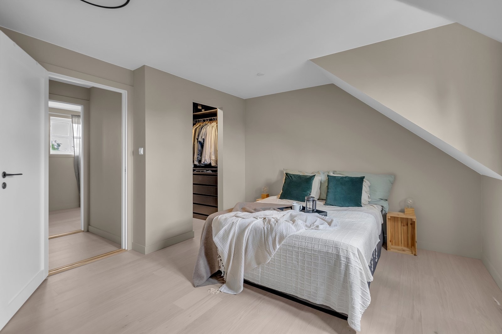 Rommet har også egen walk-in-garderobe Galleribilde