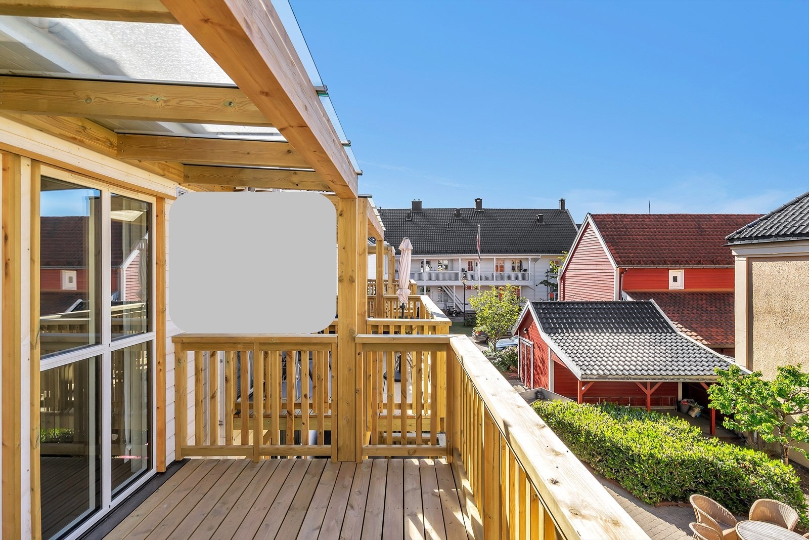 Leiligheten har en trivelig balkong (ny og utvidet i 2025) med utsyn mot rolig bakgård | Det er montert frostet skillevegg mellom balkongene til naboer på begge sider, etter bildet ble tatt. Påtegningen på bildet er en illustrasjon Galleribilde